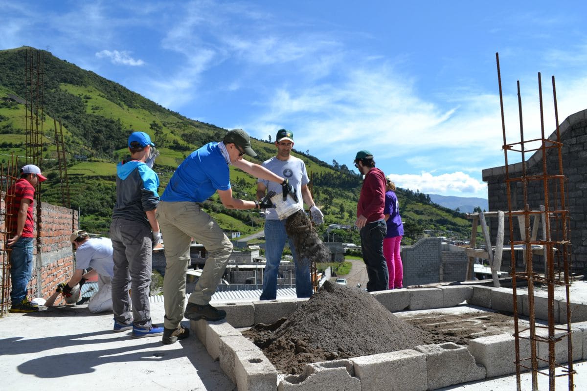 quito-volunteer-house-building